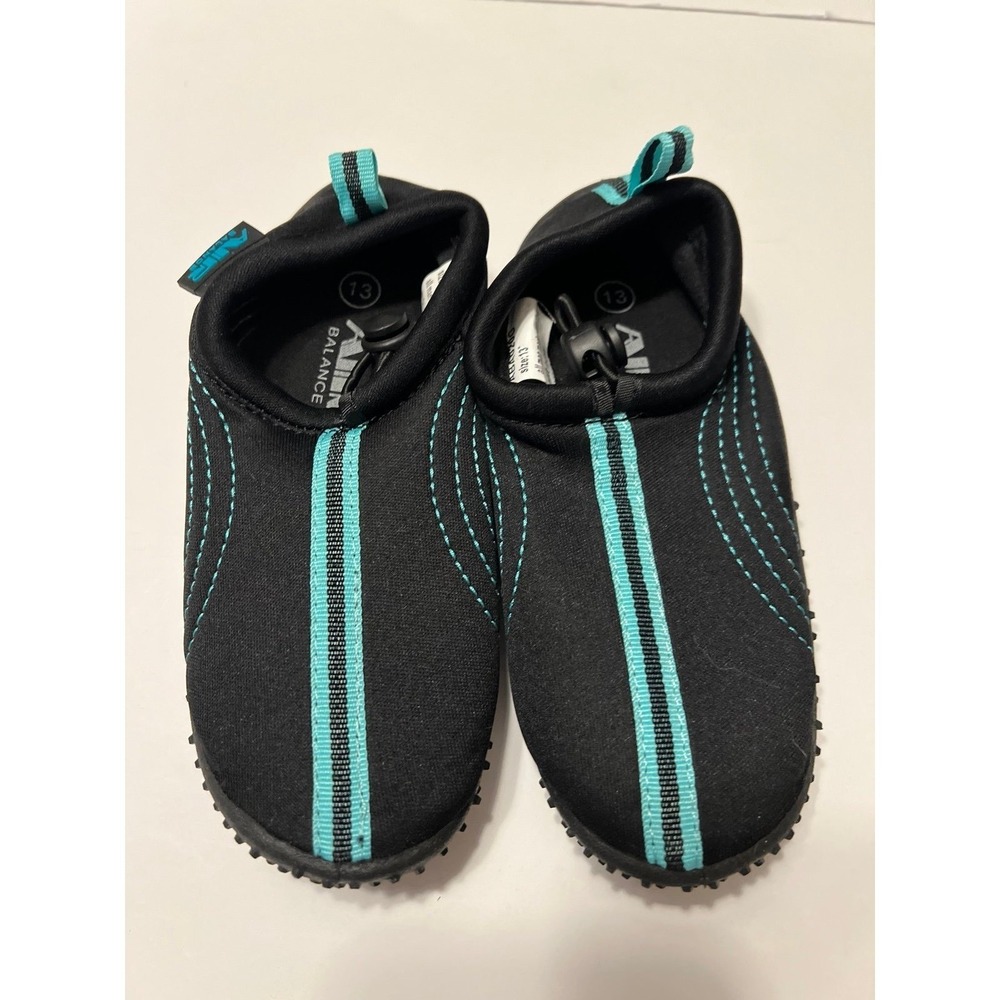 Boys size 11 water shoes (s-152)